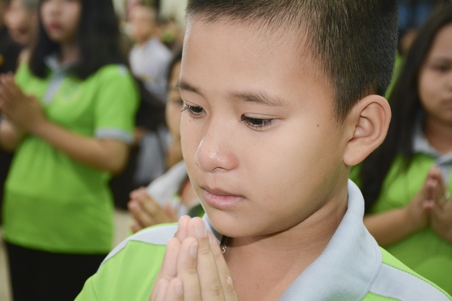 Showing Gratitude To Parents and Teachers – An Emotional Ceremony from the Kids