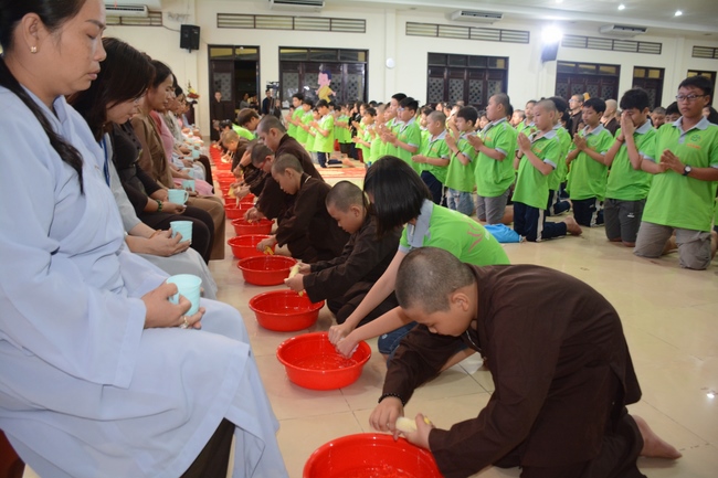Showing Gratitude To Parents and Teachers – An Emotional Ceremony from the Kids