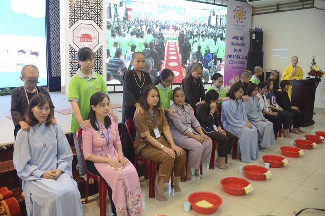 Showing Gratitude To Parents and Teachers – An Emotional Ceremony from the Kids