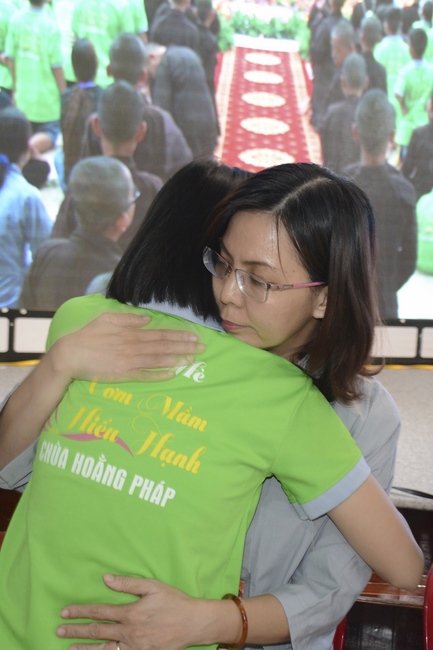 Showing Gratitude To Parents and Teachers – An Emotional Ceremony from the Kids