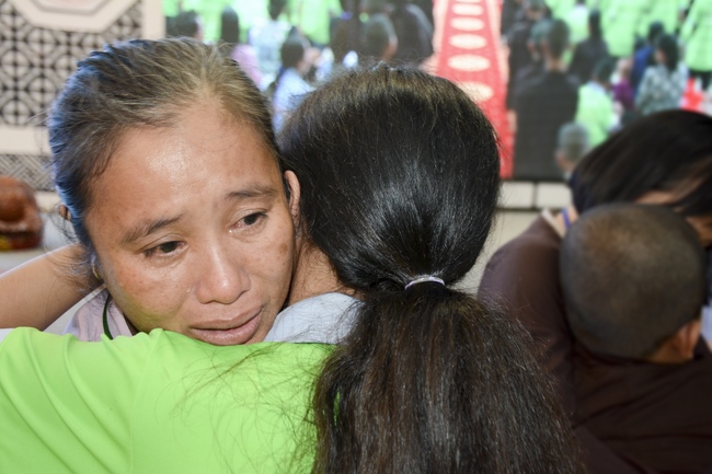 Showing Gratitude To Parents and Teachers – An Emotional Ceremony from the Kids