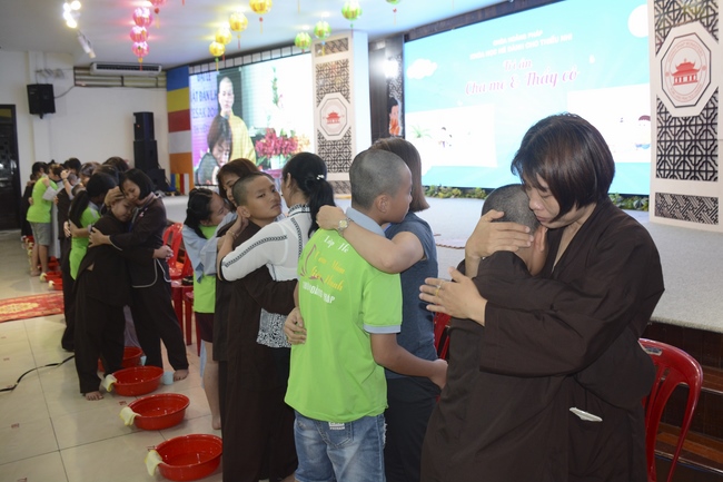 Showing Gratitude To Parents and Teachers – An Emotional Ceremony from the Kids
