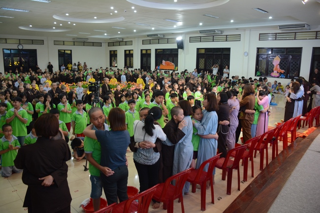 Showing Gratitude To Parents and Teachers – An Emotional Ceremony from the Kids