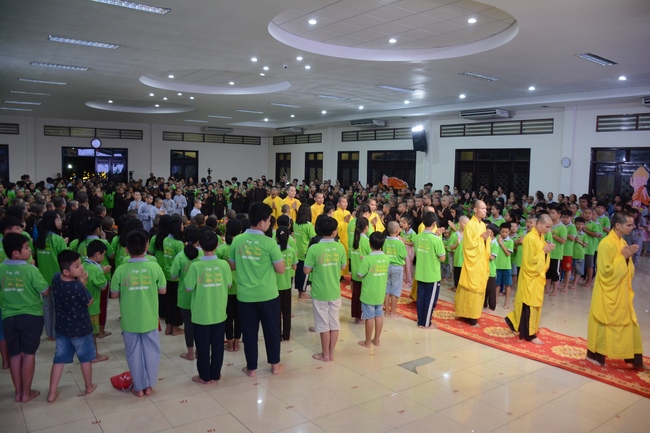 Showing Gratitude To Parents and Teachers – An Emotional Ceremony from the Kids