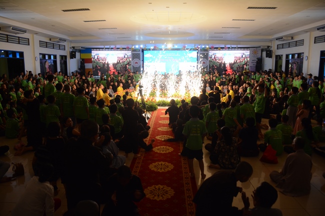 Showing Gratitude To Parents and Teachers – An Emotional Ceremony from the Kids