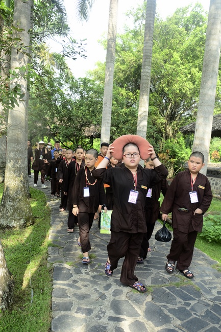 Các em xuất gia gieo duyên sinh hoạt ngoại khóa