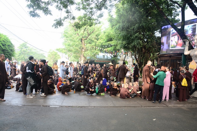 Các em xuất gia gieo duyên sinh hoạt ngoại khóa