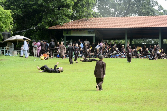 Các em xuất gia gieo duyên sinh hoạt ngoại khóa