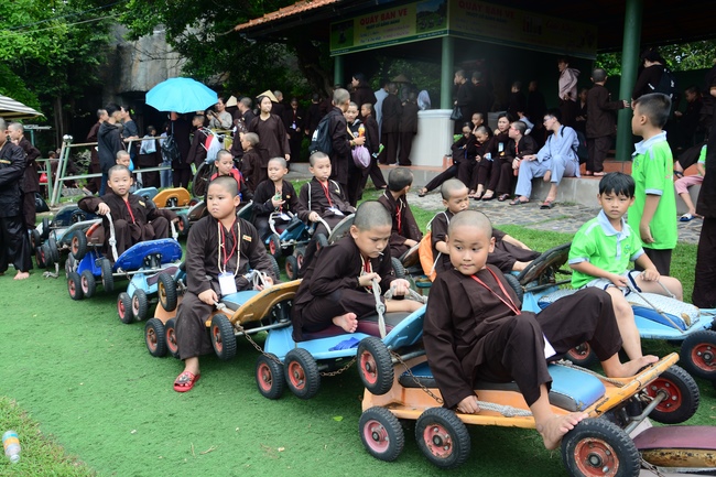 Các em xuất gia gieo duyên sinh hoạt ngoại khóa