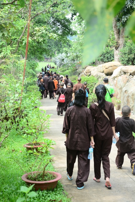 Các em xuất gia gieo duyên sinh hoạt ngoại khóa