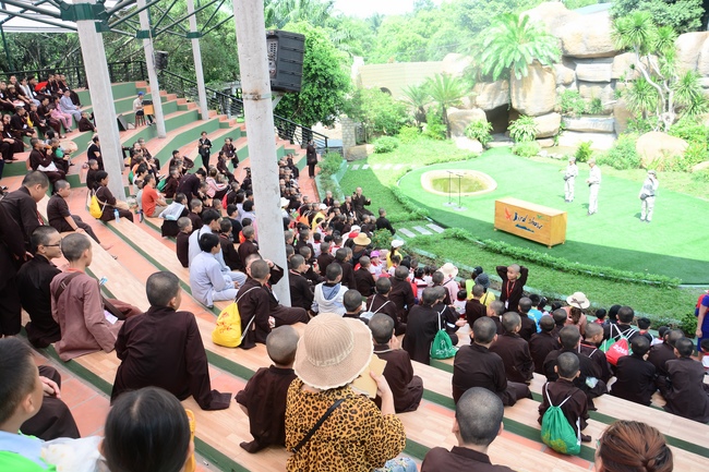 Các em xuất gia gieo duyên sinh hoạt ngoại khóa