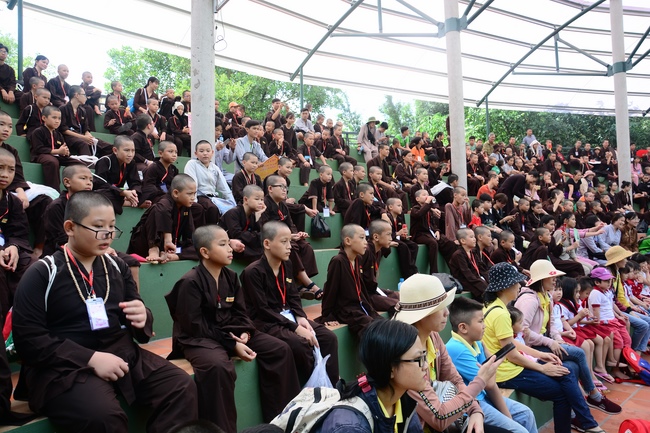 Các em xuất gia gieo duyên sinh hoạt ngoại khóa