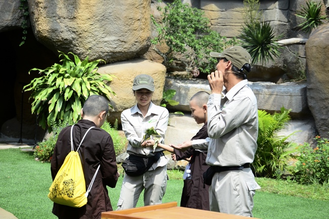 Các em xuất gia gieo duyên sinh hoạt ngoại khóa