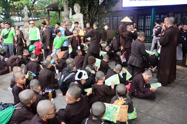 Các em xuất gia gieo duyên sinh hoạt ngoại khóa