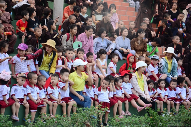 Các em xuất gia gieo duyên sinh hoạt ngoại khóa