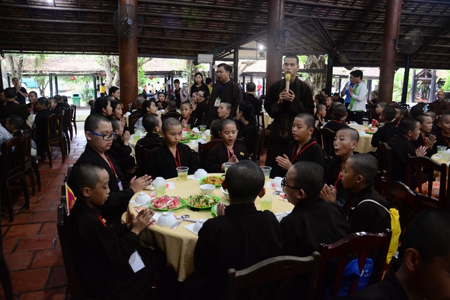 Các em xuất gia gieo duyên sinh hoạt ngoại khóa