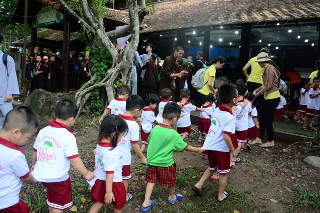 Các em xuất gia gieo duyên sinh hoạt ngoại khóa