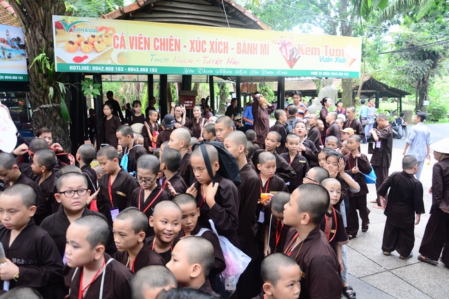 Các em xuất gia gieo duyên sinh hoạt ngoại khóa