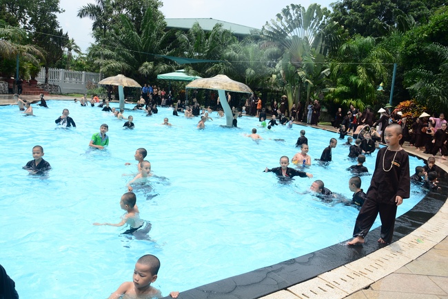 Các em xuất gia gieo duyên sinh hoạt ngoại khóa