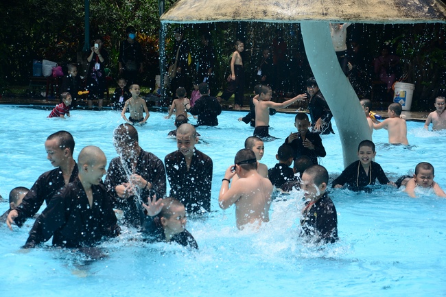 Các em xuất gia gieo duyên sinh hoạt ngoại khóa