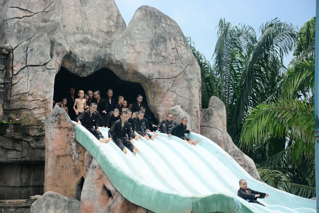 Các em xuất gia gieo duyên sinh hoạt ngoại khóa