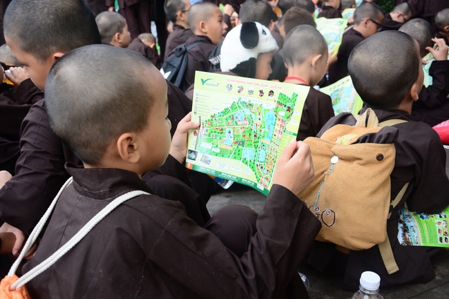 Các em xuất gia gieo duyên sinh hoạt ngoại khóa