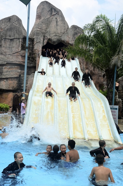 Các em xuất gia gieo duyên sinh hoạt ngoại khóa