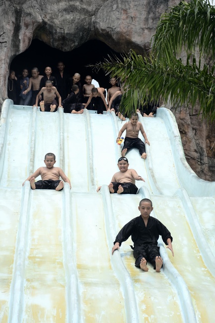 Các em xuất gia gieo duyên sinh hoạt ngoại khóa