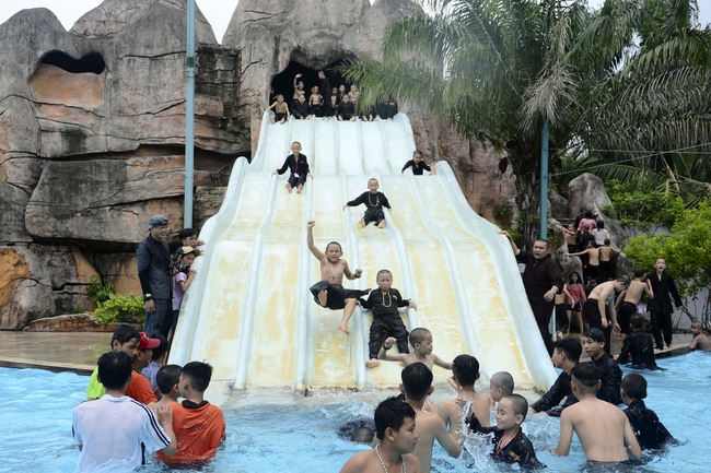 Các em xuất gia gieo duyên sinh hoạt ngoại khóa