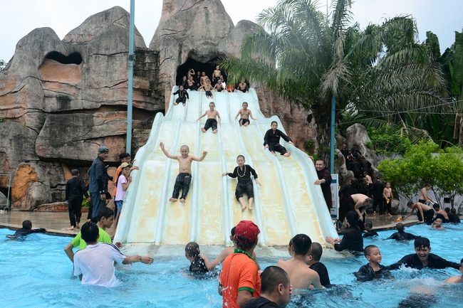 Các em xuất gia gieo duyên sinh hoạt ngoại khóa