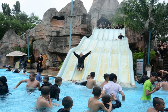 Các em xuất gia gieo duyên sinh hoạt ngoại khóa