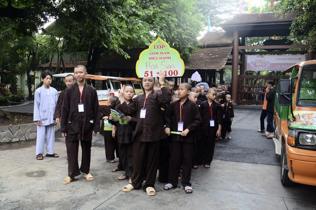 Các em xuất gia gieo duyên sinh hoạt ngoại khóa