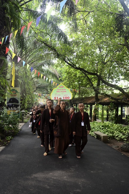 Các em xuất gia gieo duyên sinh hoạt ngoại khóa