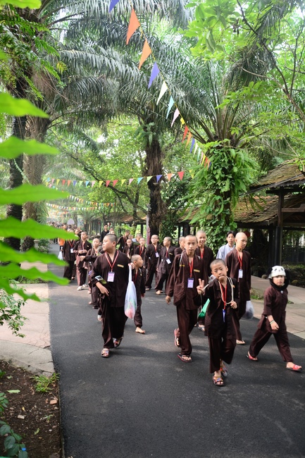 Các em xuất gia gieo duyên sinh hoạt ngoại khóa