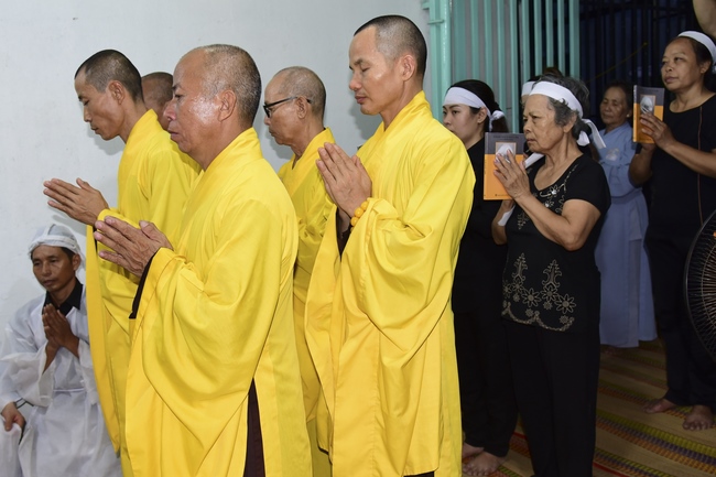 Praying rebirth for the mother's soul of Junior Ven. Thich Tam Truc