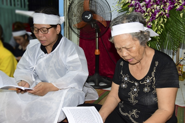 Praying rebirth for the mother's soul of Junior Ven. Thich Tam Truc