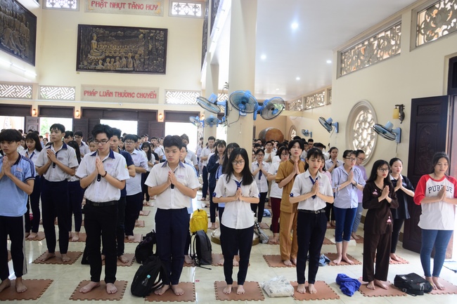 Học sinh trường THPT Nguyễn Văn Cừ cầu nguyện trước kỳ thi