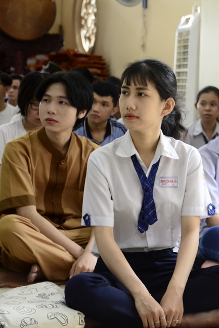 Học sinh trường THPT Nguyễn Văn Cừ cầu nguyện trước kỳ thi