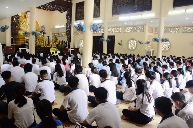 Học sinh trường THPT Nguyễn Văn Cừ cầu nguyện trước kỳ thi