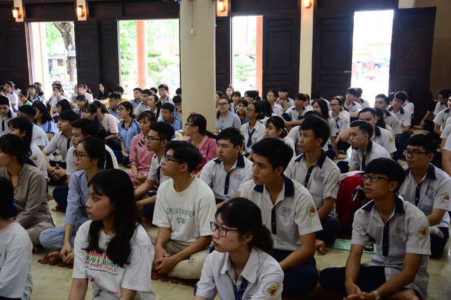 Học sinh trường THPT Nguyễn Văn Cừ cầu nguyện trước kỳ thi