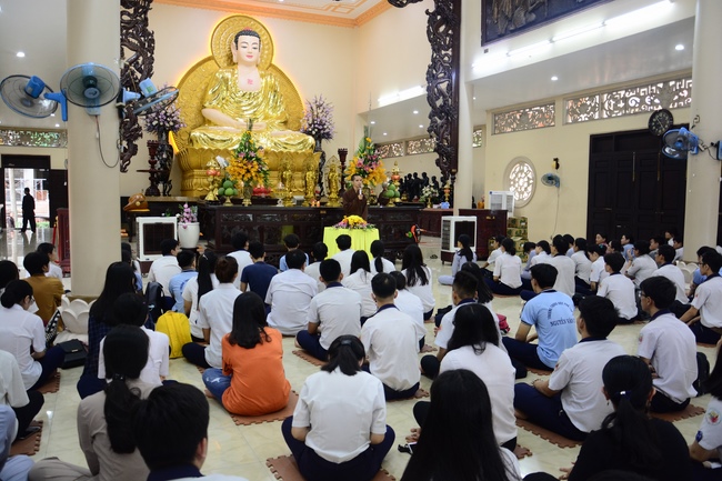 Học sinh trường THPT Nguyễn Văn Cừ cầu nguyện trước kỳ thi