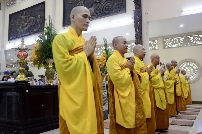 Học sinh trường THPT Nguyễn Văn Cừ cầu nguyện trước kỳ thi