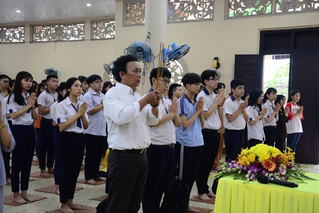 Học sinh trường THPT Nguyễn Văn Cừ cầu nguyện trước kỳ thi