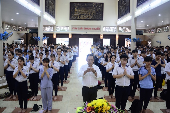 Học sinh trường THPT Nguyễn Văn Cừ cầu nguyện trước kỳ thi