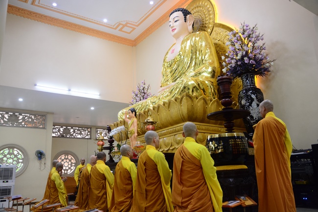 Học sinh trường THPT Nguyễn Văn Cừ cầu nguyện trước kỳ thi