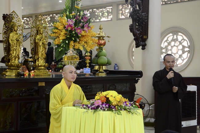 Học sinh trường THPT Nguyễn Văn Cừ cầu nguyện trước kỳ thi