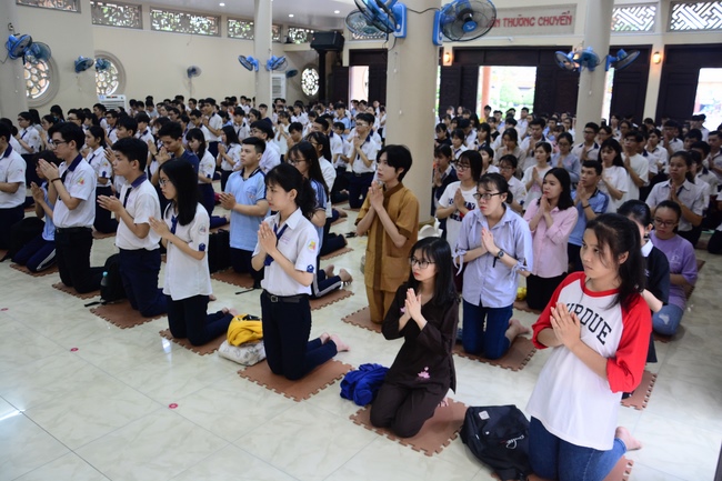 Học sinh trường THPT Nguyễn Văn Cừ cầu nguyện trước kỳ thi