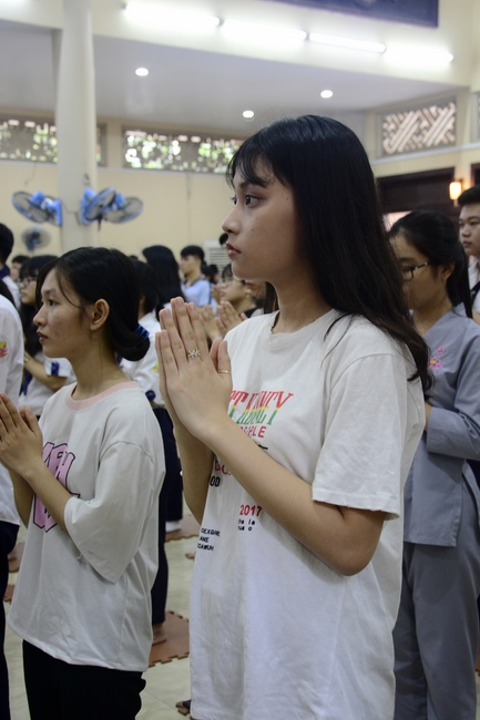 Học sinh trường THPT Nguyễn Văn Cừ cầu nguyện trước kỳ thi