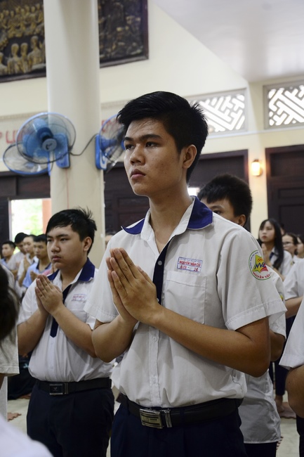 Học sinh trường THPT Nguyễn Văn Cừ cầu nguyện trước kỳ thi