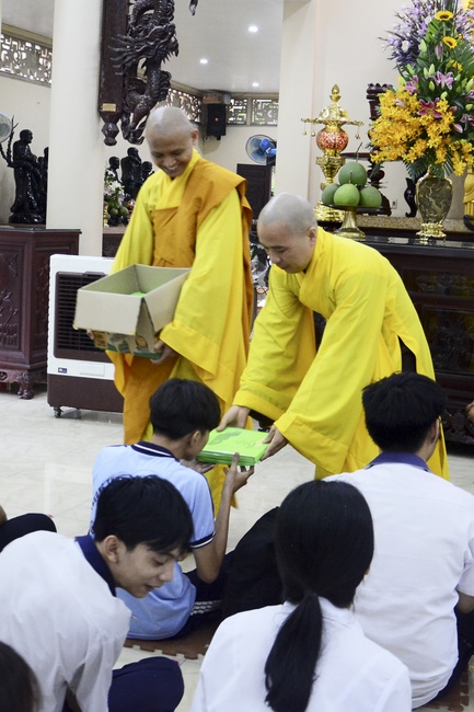 Học sinh trường THPT Nguyễn Văn Cừ cầu nguyện trước kỳ thi